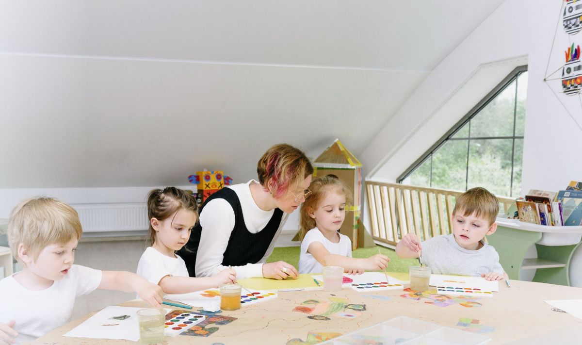Educadora trabajando con niños en una sala de jardín infantil